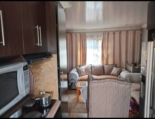 3 BEDROOM HOUSE FOR SALE IN BEVERLEY HILLS